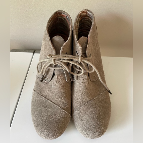 Toms Taupe Suede Lace-Up Desert Wedge Ankle Boots Size 9.5 - Picture 2 of 8